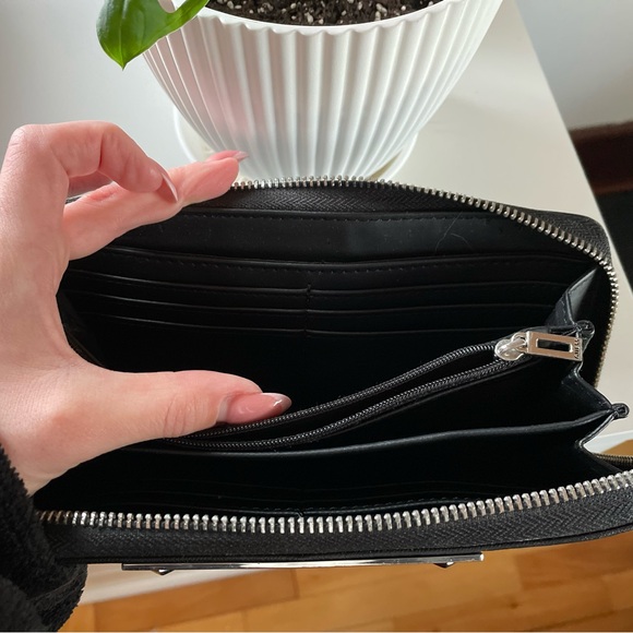 Guess wallet - Picture 3 of 4